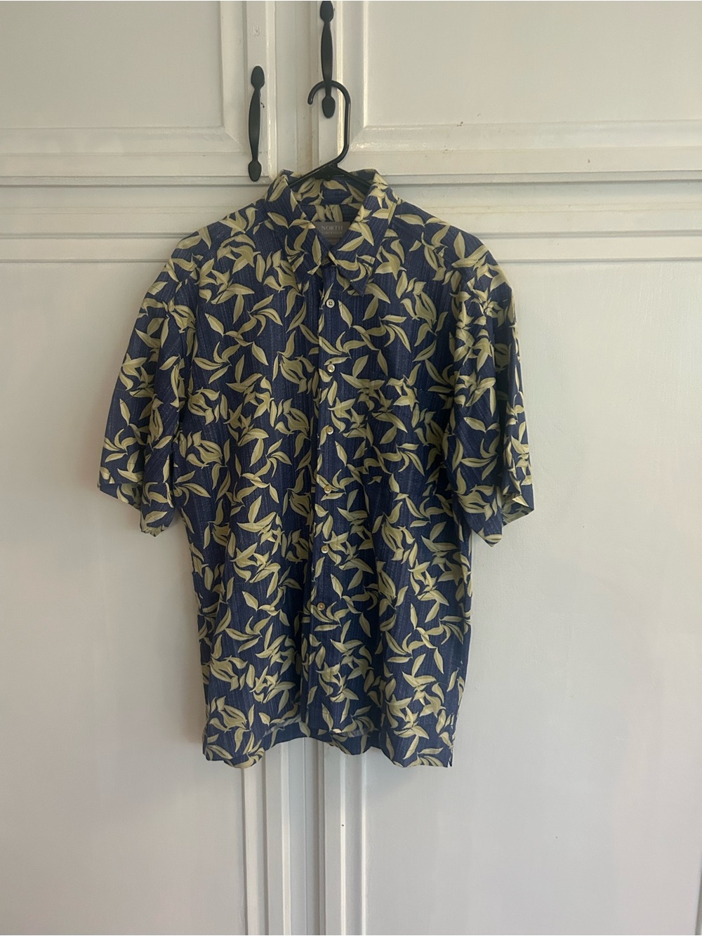 Navy Leaf-Print Short Sleeve Shirt
NWOT 
North forty four